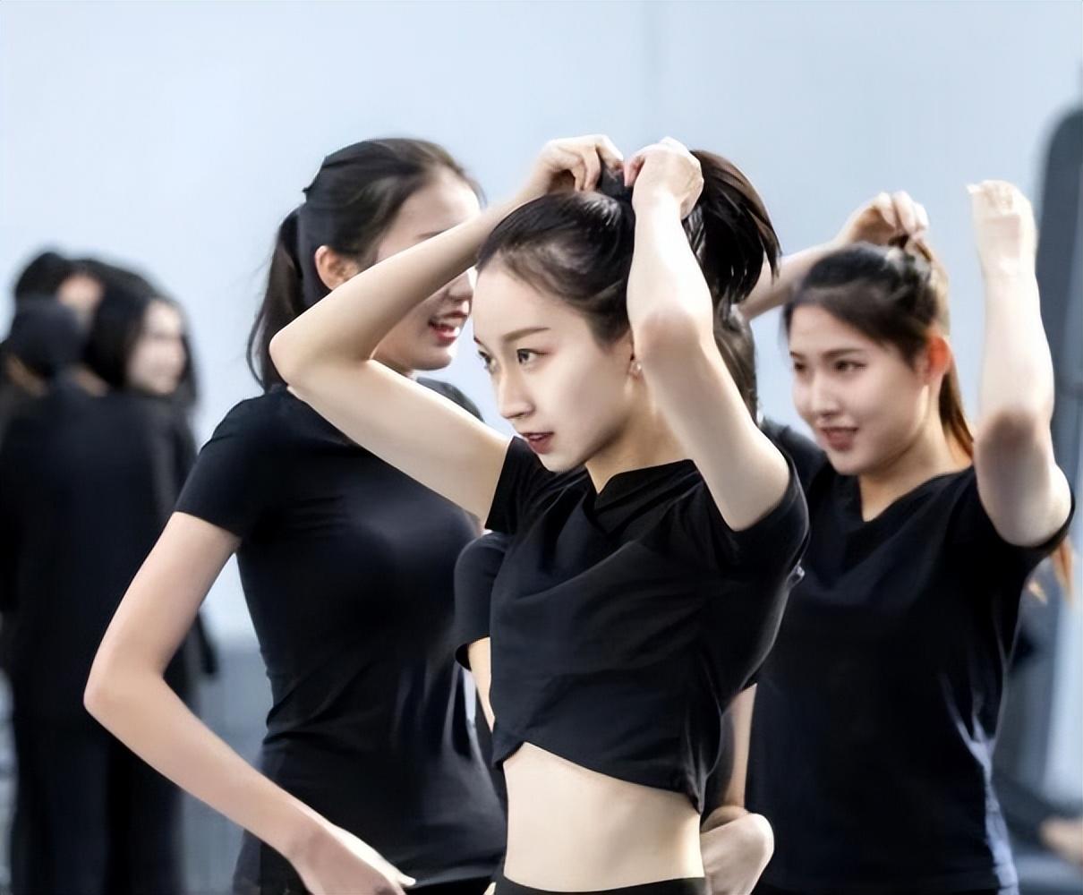 藝校女生，青春與藝術殿堂的故事探索